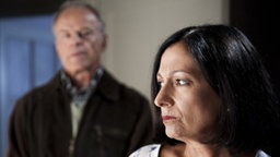Sabrina und Hajo stehen in der Wohnung Scholz