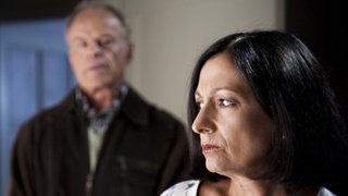 Sabrina und Hajo stehen in der Wohnung Scholz
