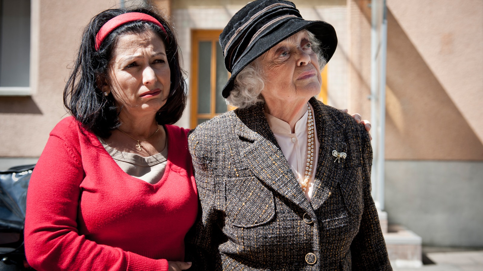 Sabrina und Hilde auf der Lindenstraße