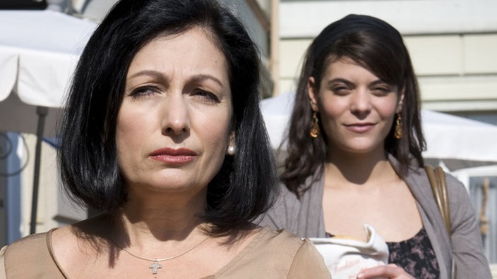 Sabrina und Marchella stehen vor dem "Alimentari"