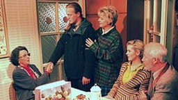 "Sag brav 'Guten Tag', mein Hase!". Diese Familienbande werden erst einmal nicht getrennt.