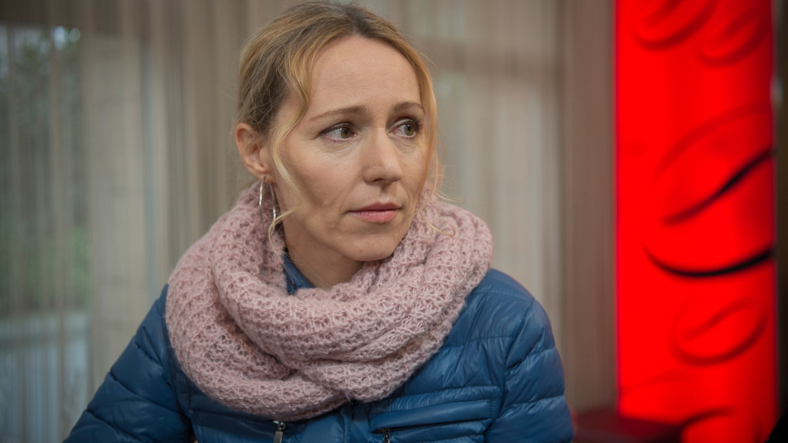 Sandra guckt traurig