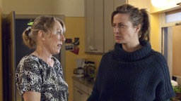 Sandra (Jennifer Steffens, rechts) macht ihrer Mutter (Antje Lewald) schwere Vorwürfe. Sie sei Schuld daran, dass sich der Vater zu einem Treffen angesagt hat.