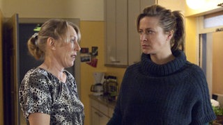 Sandra (Jennifer Steffens, rechts) macht ihrer Mutter (Antje Lewald) schwere Vorwürfe. Sie sei Schuld daran, dass sich der Vater zu einem Treffen angesagt hat.