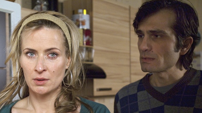 Sandra (Jennifer Steffens) will vor der Hochzeit mit Vasily (Hermes Hodolides) reinen Tisch machen. Sie gesteht ihm ein dunkles Geheimnis...