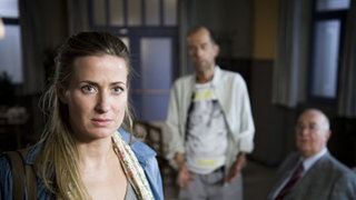 Sandra steht erschrocken vor Carsten und Dressler im "Akropolis"