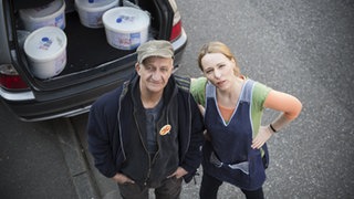 Sandra und Adi schauen aufs Akropolis