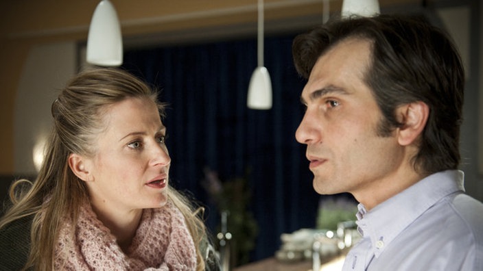 Sandra und Vasily stehen am "Akropolis"-Thresen
