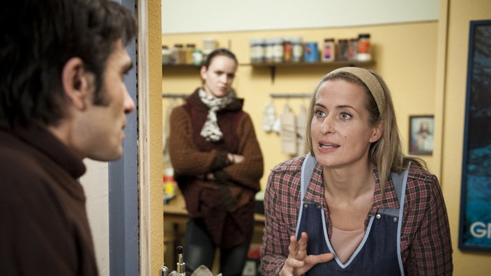 Sandra und Vasily stehen an der "Akropolis"-Durchreiche
