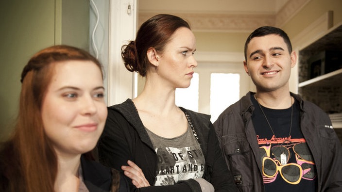 Sarah, Jack und Orkan stehen im WG-Flur