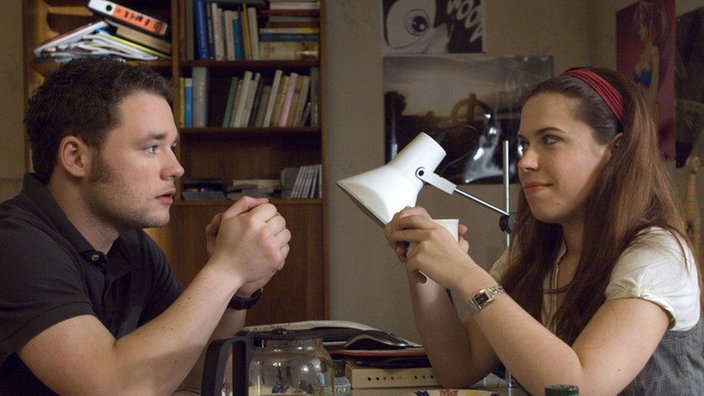 Sarah (Julia Stark) bemüht sich, locker zu bleiben – und das, obwohl die Bevormundung durch Bruno (Michael Neupert) immer unerträglicher wird.