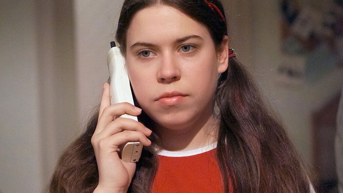 Sarah (Julia Stark) hat die Wahlwiederholung gedrückt und erfährt nun, wen Hans gerade angerufen hat.