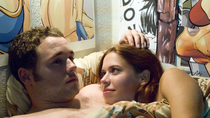 Sarah (Julia Stark) hat sich Hals über Kopf in Bruno (Michael Neupert) verliebt – und geht direkt mit ihm ins Bett.