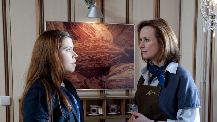 Sarah (Julia Stark, links) berichtet Anna (Irene Fischer) von ihrem Verdacht, dass Steffi im „Kakao“-Laden illegale Geschäfte macht.