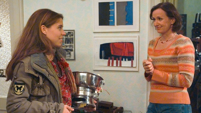 Sarah (Julia Stark, links) ist nicht gerade erfreut darüber, dass ihre Mutter Anna (Irene Fischer) Einzelheiten über ihr Liebesleben erfahren will.