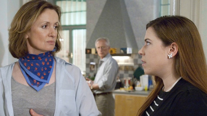 Sarah (Julia Stark, rechts) schlägt Anna (Irene Fischer) vor, Steffis Kasse genauer unter die Lupe zu nehmen (Mitte: Joachim Hermann Luger).