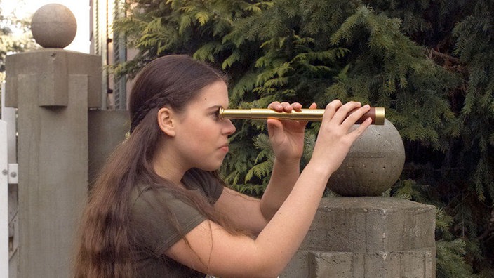 Sarah (Julia Stark) spioniert Hans hinterher. Sollte er tatsächlich ein Verhältnis haben?
