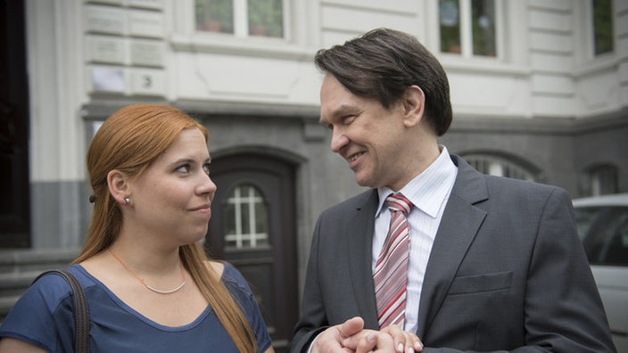 Sarah und Andreas halten Händchen