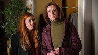 Sarah und Anna schauen zu Hans