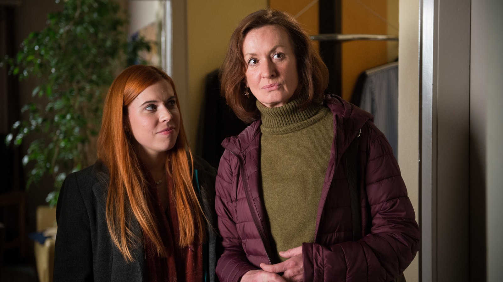 Sarah und Anna schauen zu Hans