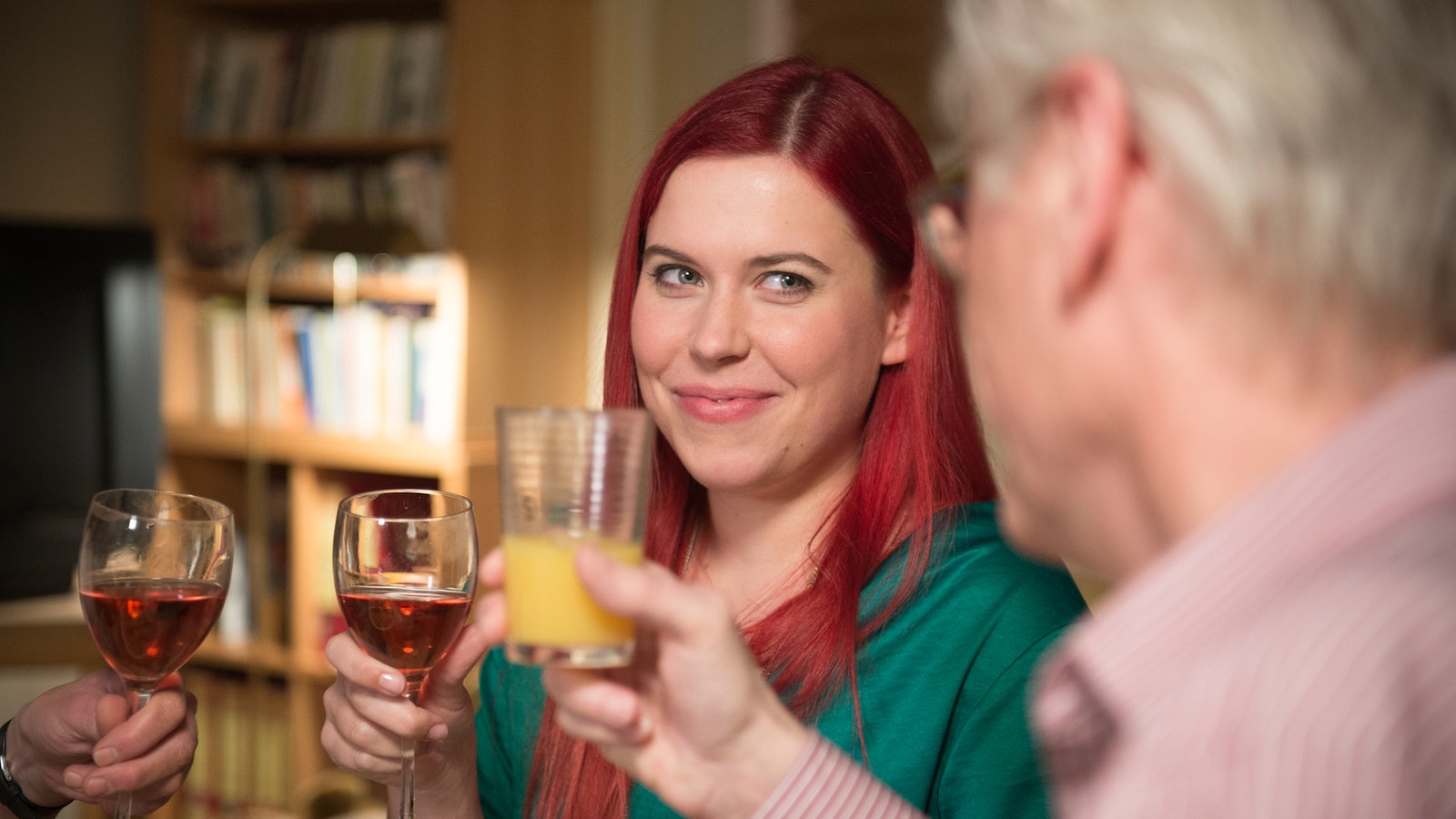 Sarah und Hans stoßen miteinander an