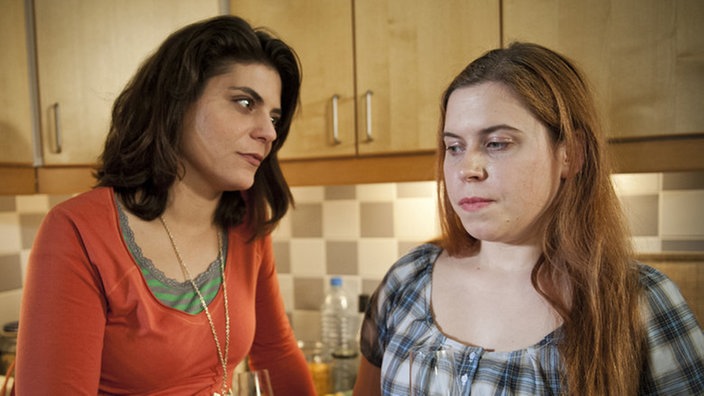 Sarah und Marcella reden in der WG-Küche