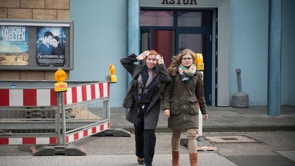 Sarah und Sophie vor dem Astor