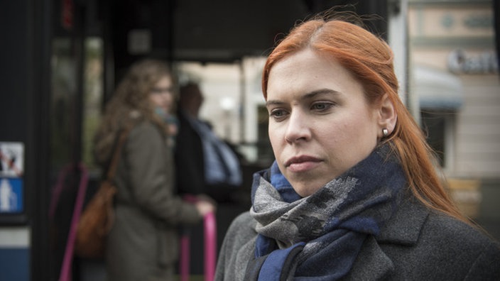 Sarah verabschiedet Sophie in den Bus