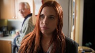 Sarah verlässt mit nassen Haaren die Küche