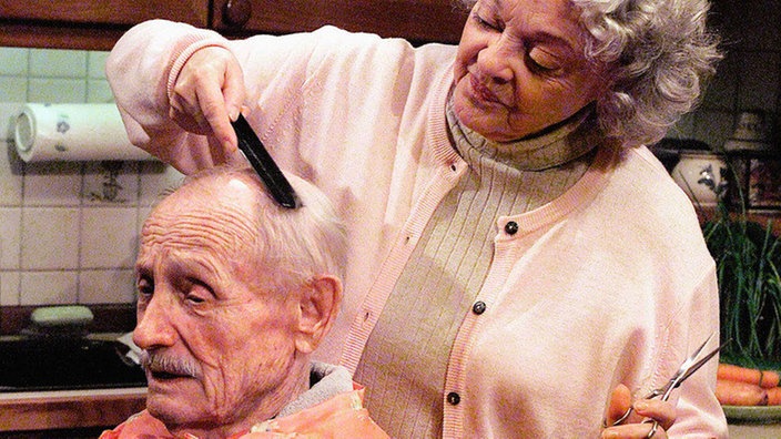 Scherenschnitt in der Beimer-Wohnung: Hilde (Giselle Vesco) kümmert sich liebevoll um Onkel Franz (Martin Rickelt).