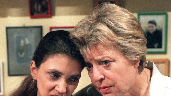Schicksalsgemeinschaft: Helga (Marie-Luise Marjan, rechts) bangt um Leas Gesundheit, Canan (Ceren Dal) um ihren Arbeitsplatz im Reisebüro.