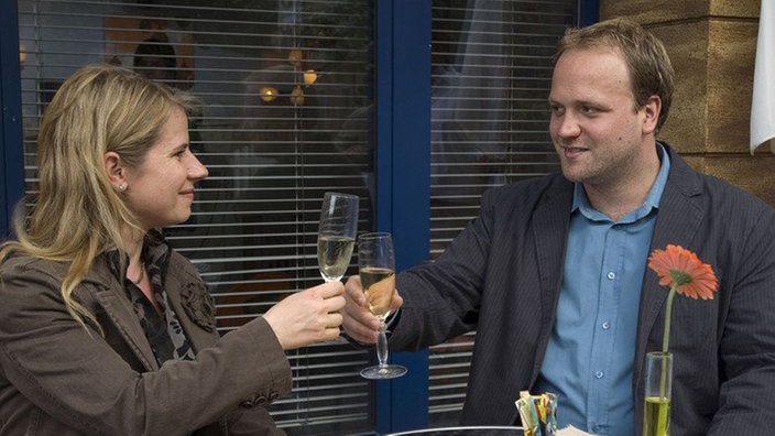 Schiedlich-friedliche Trennung: Nina (Jacqueline Svilarov) und Klaus (Moritz A. Sachs) begießen ihre Scheidung.