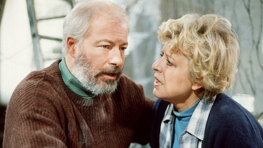 Schiller (Bill Mockridge) berichtet Helga (Marie-Luise Marjan), dass ihm das entsprechende Kapital zur Gründung eines eigenen Reisebüros fehlt.