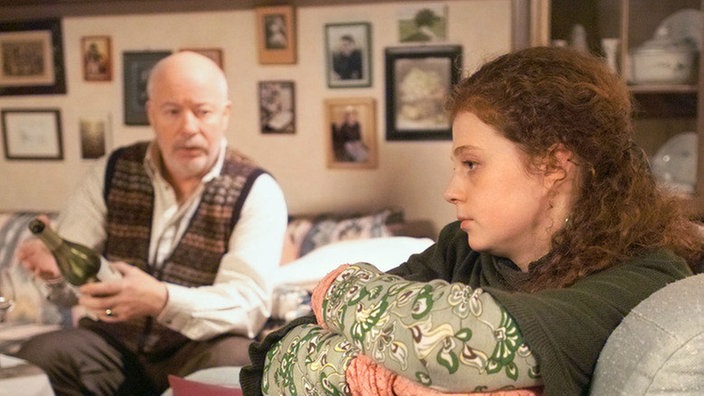 Schiller (Bill Mockridge) schafft es nicht, Nastya (Anja Antonowicz) aus der Reserve zu locken.