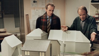 Schlechte Nachrichten für Hajo (Knut Hinz, rechts): Herr Baader (Daniel Werner) muss den Modellauftrag zurücknehmen.