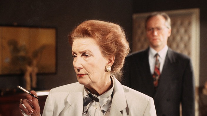 Schock für Hans (Joachim Hermann Luger): Frau Dabelstein (Martha Marbo) teilt ihm die Kündigung mit.