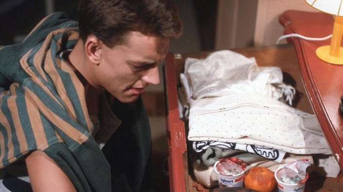 Schockiert entdeckt Benny (Christian Kahrmann) in Dominiques Zimmer lauter verdorbene Speisen.