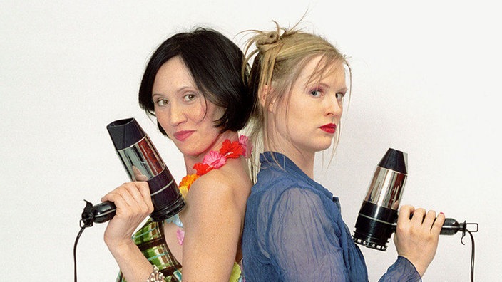 Schön mit Fön: Tanja (Sybille Waury) und Urszula (Anna Nowak) bilden auch im neuen Friseursalon ein eingespieltes Team.