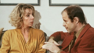 Scholz (Knut Hinz) erzählt Berta (Ute Mora), warum er Kirch beobachtet.