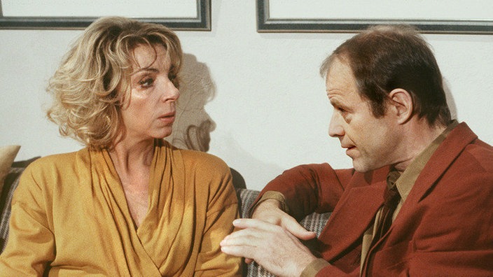 Scholz (Knut Hinz) erzählt Berta (Ute Mora), warum er Kirch beobachtet.