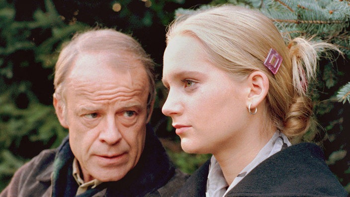 Scholz (Knut Hinz) stellt Lisa (Sontje Peplow) zur Rede.