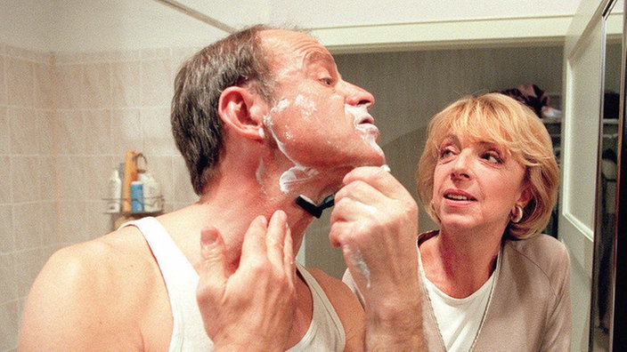 Schon bei der morgendlichen Toilette gibt es zwischen Berta (Ute Mora) und Hajo (Knut Hinz) kein anderes Thema als die geplante Hochzeit.
