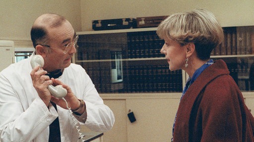 Schon wieder so ein geheimnisvolles Telefongespräch, bei dem Elisabeth Flöter nicht anwesend sein soll (Ludwig Haas, Dagmar Hessenland).