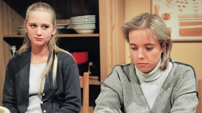 Schwere Entscheidung: Soll Valerie (Nadine Spruß, rechts) das Kind wirklich zurückbringen? Lisa (Sontje Peplow) gerät angesichts der vielen Nachforschungen langsam in Panik.