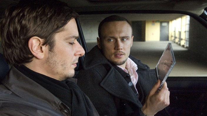 Sebastian (Juri Padel, rechts), Anführer der militanten Gruppe, hat Timo (Michael Baral) aufgelauert und überreicht ihm eine DVD mit Propagandamaterial.