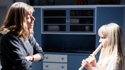 Seit Wochen haben die Hoffmeisters nur noch ein Ziel: Lisa soll die Aufnahmeprüfung in die Flötengruppe meistern.