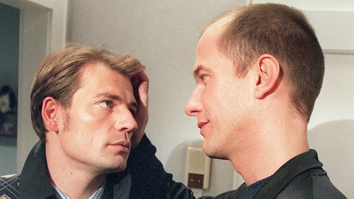 Selbst am freien Wochenende bringt Theo (David Wilms, li) seine Akten mit zu Carsten (Georg Uecker).