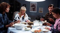 Selten glücklich vereint - Familie Schildknecht (v.l.): Henny (Monika Woytowicz), Tanja (Sybille Waury), Franz (Raimund Gensel) und Meike (Selma Baldursson).Nichts für Kinder: Meike ist mit Hennys Speiseplan mehr als unzufrieden.