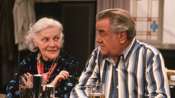 Seltenheitswert: Else (Annemarie Wendl) und Egon (Wolfgang Grönebaum) sitzen friedlich im "Akropolis".
