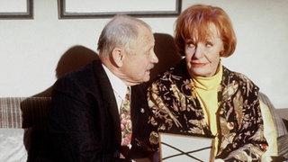 Skeptisch folgt Amelie (Anna Teluren) den Worten von Onkel Franz (Martin Rickelt).
